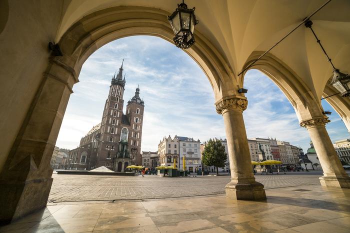 Rynek Główny w Krakowie, widok spod arkad Sukiennic na Kościół Mariacki