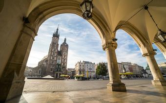 Rynek Główny w Krakowie, widok spod arkad Sukiennic na Kościół Mariacki