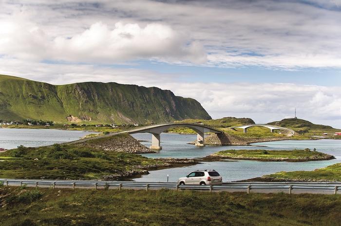 Norwegia, archipelag Lofotów połączony jest są ze sobą mostami i tunelami