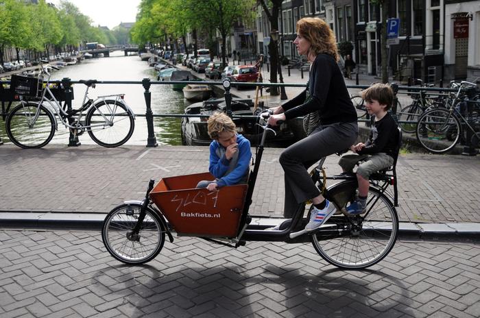 Mieszkańcy Amsterdamu odkryli chyba wszystkie możliwe (i niemożliwe) sposoby przewożenia na rowerze małych dzieci i zwierząt