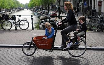 Mieszkańcy Amsterdamu odkryli chyba wszystkie możliwe (i niemożliwe) sposoby przewożenia na rowerze małych dzieci i zwierząt