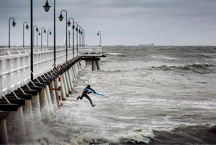 Krzysiek Sikora skacze z molo w Gdyni-Orłowie podczas listopadowego sztormu