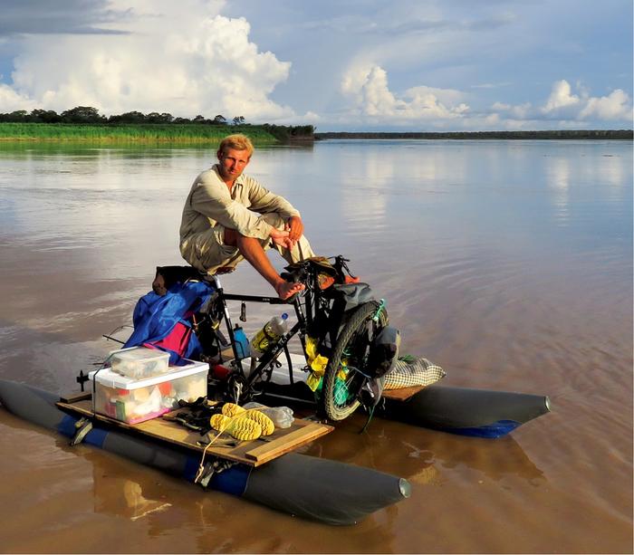 Hubert Kisiński odpoczywa na swoim rowerze amazońskim  na Ukajali