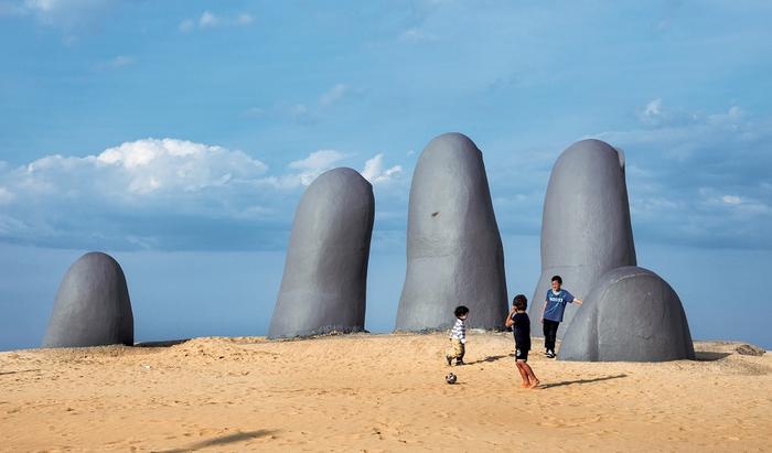 Symbol Punta del Este i całego Urugwaju – „Ręka” autorstwa Mario Irarrázabala