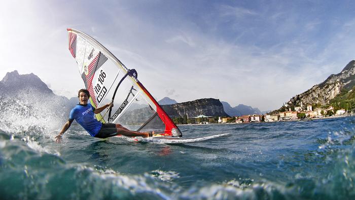 Windsurfing na jeziorze Garda