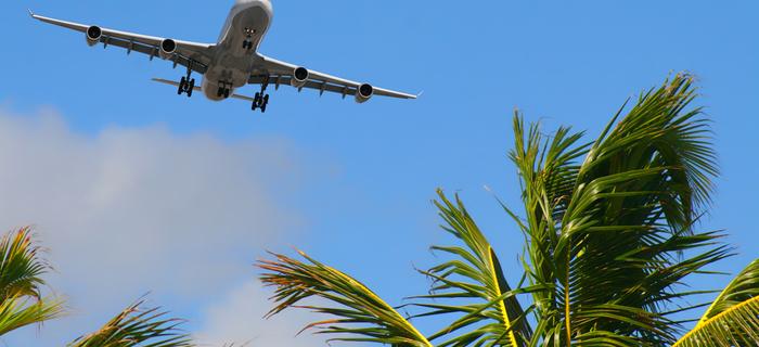 Samolot nad tropikalną wyspą