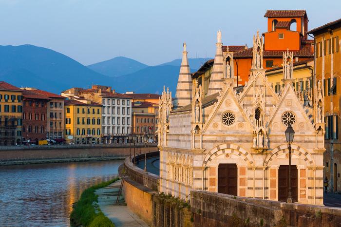 Kościół Santa Maria della Spina nad brzegiem rzeki Arno w Pizie