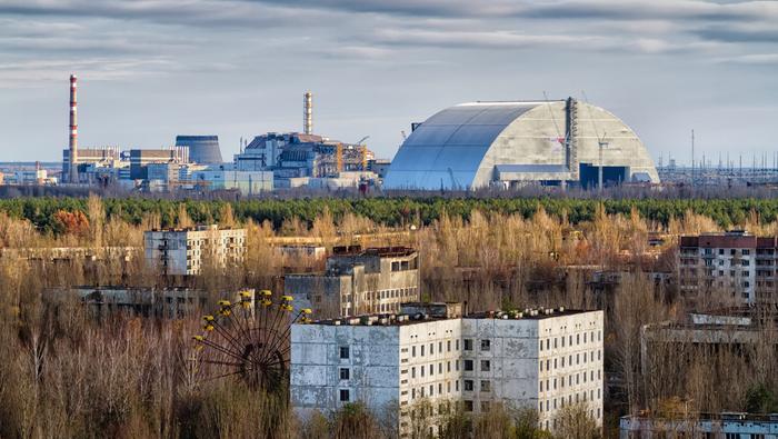 Elektrownia w Czarnobylu na krótko przed nasunięciem nowego sarkofagu