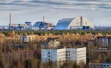 Elektrownia w Czarnobylu na krótko przed nasunięciem nowego sarkofagu