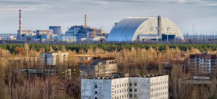 Elektrownia w Czarnobylu na krótko przed nasunięciem nowego sarkofagu