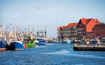 Widok na ustecki port z mostu kolejowego nad Słupią
