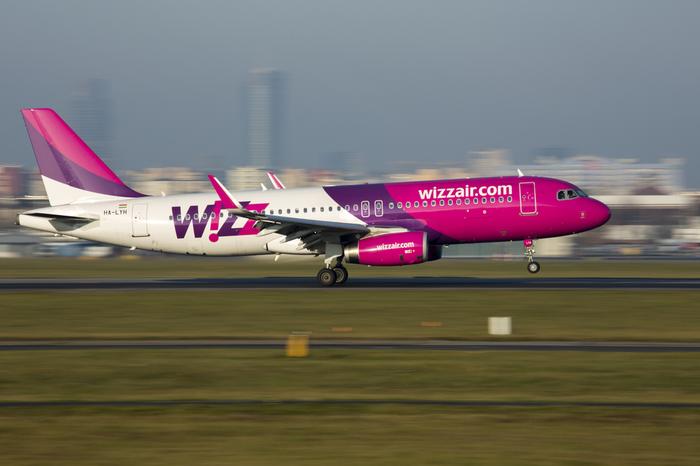Samolot Wizz Air na lotnisku w Warszawie