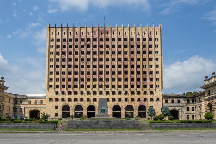 Ścisłe centrum Suchumi. Opuszczony budynek parlamentu