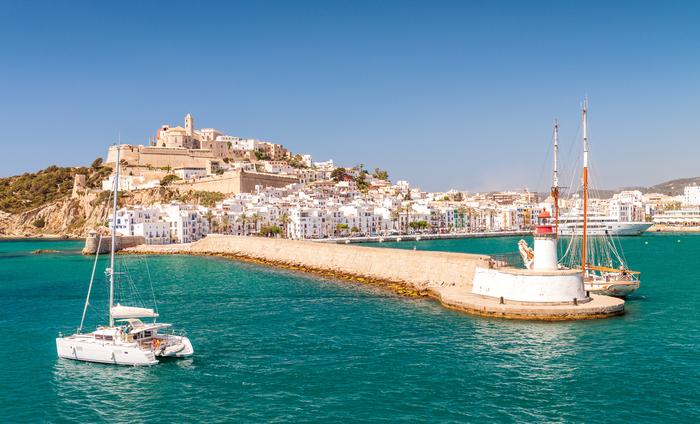 Ibiza – jedna z najbardziej znanych wysp Balearów