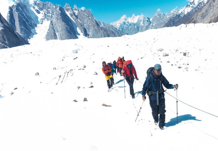 Himalaiści w drodze na K2