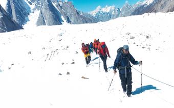 Himalaiści w drodze na K2