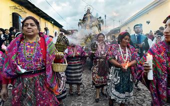 Kobiety w majańskich strojach podczas obchodów Wielkanocy w mieście Quetzaltenango