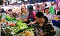 Z wizytą po świeże warzywa i owoce na nocnym targu w Chang Mai