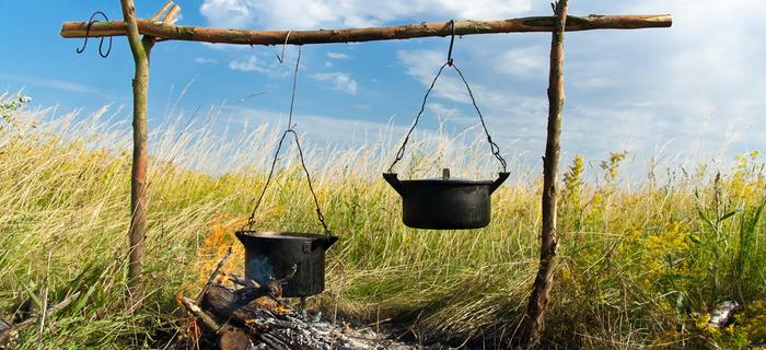 Przed czasami grilla było ognisko z kociołkiem, pieczone w żarze kartofle i kiełbasa skwiercząca na kiju