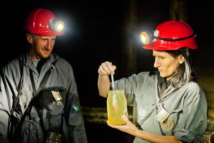Turyści badają zasolenie wody podczas zwiedzania kopalni w Wieliczce