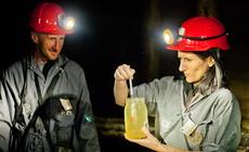 Turyści badają zasolenie wody podczas zwiedzania kopalni w Wieliczce