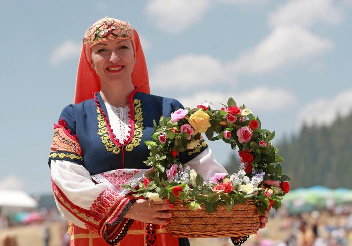 Bułgarka w tradycyjnym stroju z koszem pełnym jedzenia