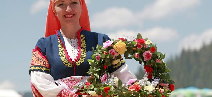 Bułgarka w tradycyjnym stroju z koszem pełnym jedzenia