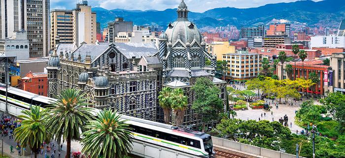 W centrum Medellin stare łączy się z nowym. Pociąg metra przejeżdża tuż obok Pałacu Kultury im. Rafaela Uribe Uribe