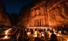 „Petra by Night”  to z artystycznego punktu widzenia średnie widowisko, ale za to jedyna okazja zobaczenia skalnego miasta nocą