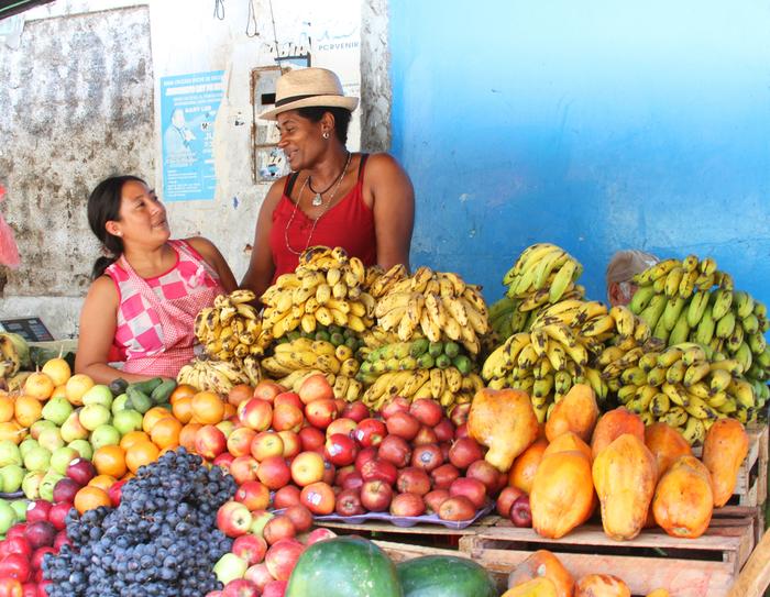 Stragan z owocami w Peru