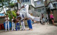 Lekcje capoeiry prowadzi w Rio de Janeiro kilka szkół