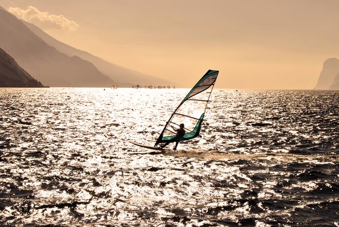 Windsurfing na jeziorze