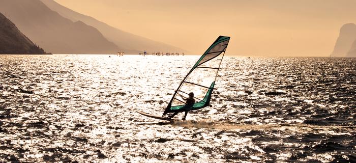 Windsurfing na jeziorze
