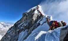 Mount Everest - kolejka w strefie śmierci