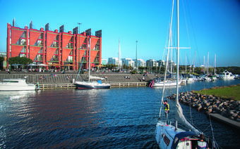 Marina w Västra Hamnen, a w niej, w czerwonym budynku, najstarsza restauracja ekologiczna w Szwecji