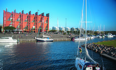 Marina w Västra Hamnen, a w niej, w czerwonym budynku, najstarsza restauracja ekologiczna w Szwecji