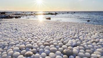 Niesamowita plaża w Finlandii. Wygląda jak pokryta jajami