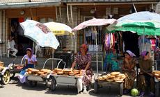 Kobiety sprzedające tradycyjny chleb - non. Szachrisabz, Uzebkistan