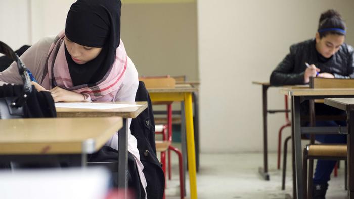 Muzułmańska dziewczynka podczas lekcji w klasie