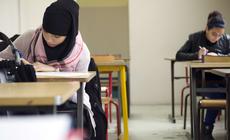 Muzułmańska dziewczynka podczas lekcji w klasie