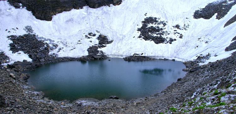 Jezioro Roopkund znane również jako Jezioro Szkieletów