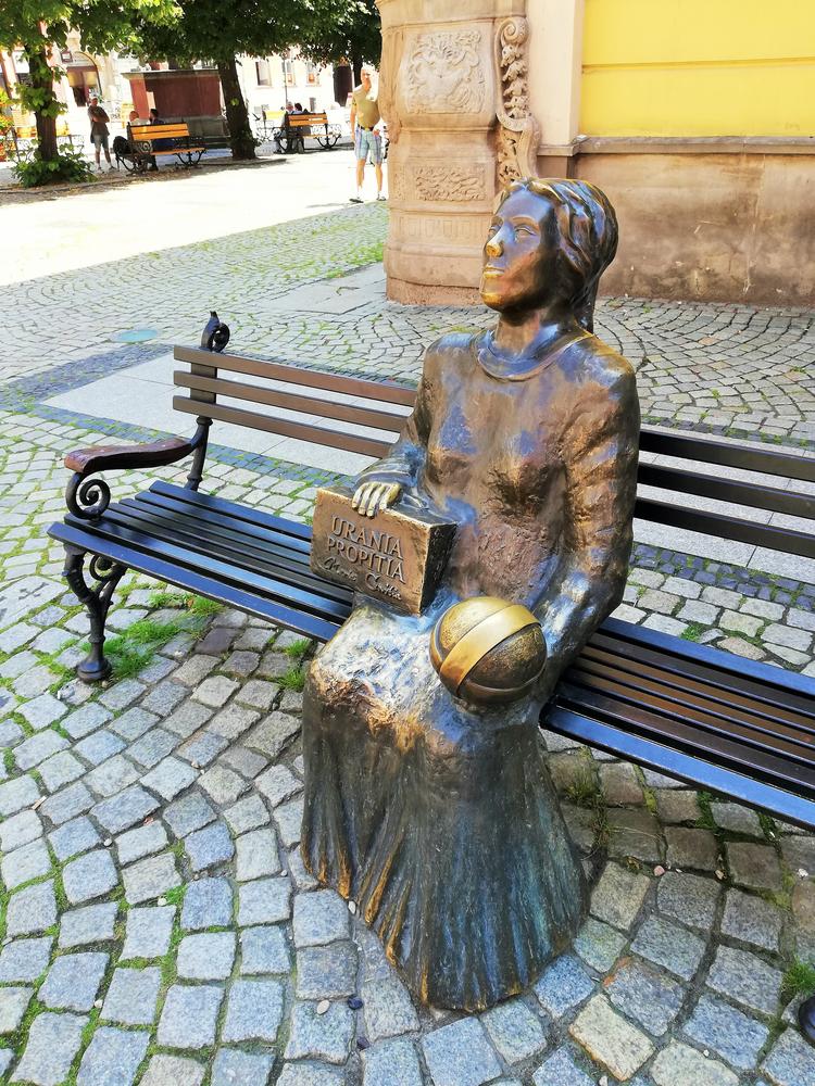 Pomnik świdniczanki Marii Cunitz, zasłużonej astronomki, autorki pracy „Urania propitia”, będącej udoskonaleniem Tablic rudolfińskich Keplera