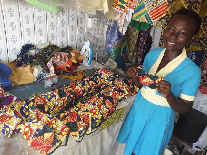 Ghana, podopieczne programu krawieckiego szyja maseczki dla kady medycznej