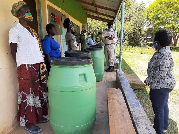 Kenia, Kisumu, beczki na wodę deszczowa dla kobiet (nie ma dostępu do bieżącej wody i prądu)
