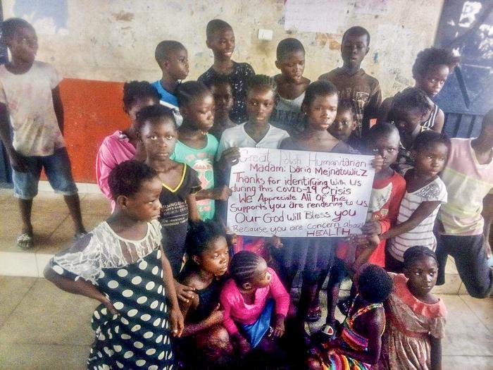 Liberia, slams w Monrowii, pomoc dzieciom - zajęcia sportowe i przekazywanie jedzenia