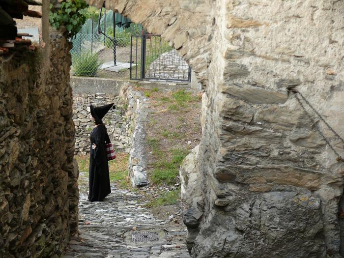 Na uliczkach Trioray w Ligurii, mozna spotkać kobiety przbrane za czarownice