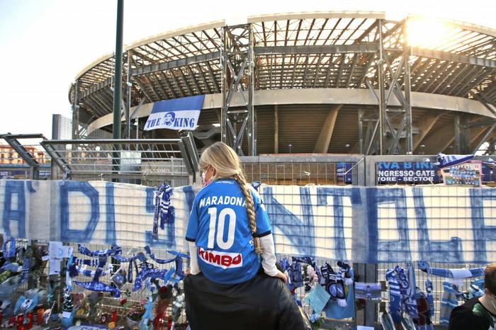 Neapol. Po śmierci Diego Maradony tumy kibiców zgromadziły się przed stadionem Napoli 