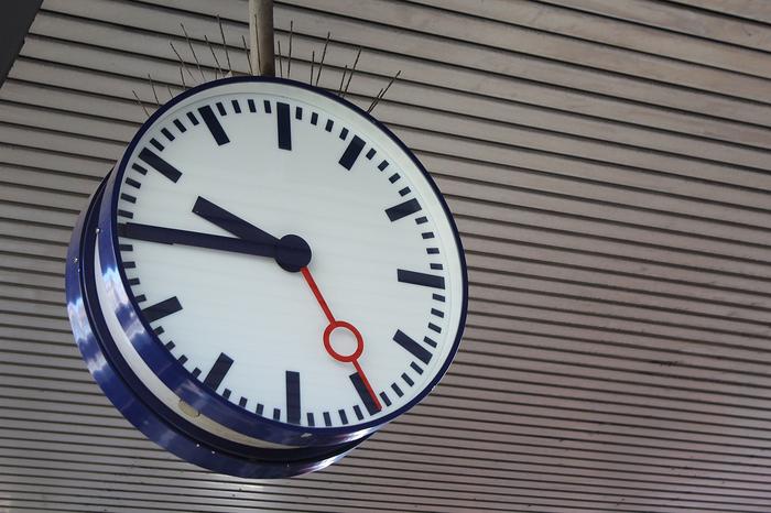 Zegar na dworcu kolejowym/zdjęcie ilustracyjne