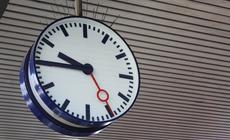 Zegar na dworcu kolejowym/zdjęcie ilustracyjne