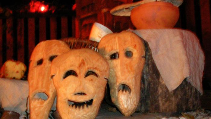 Maski karboszki związane z obrzędem Dziadów